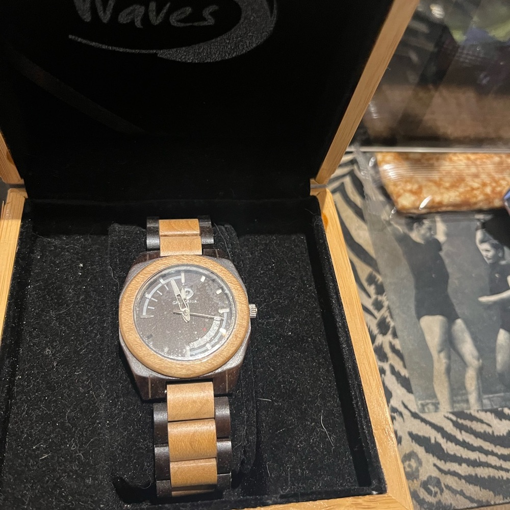 Men’s beautiful Waves watch great price !!! Beautiful Beach lifestyle watch .